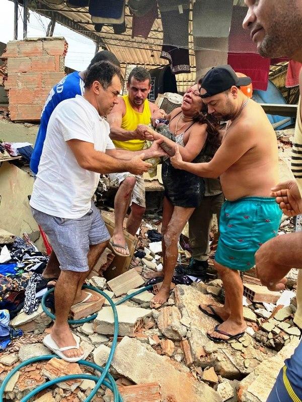 Jovem morre em desabamento de prédio em Nilópolis; três são resgatados com vida