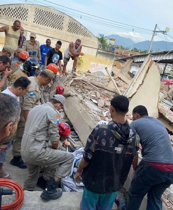 Jovem morre em desabamento de prédio em Nilópolis; três são resgatados com vida