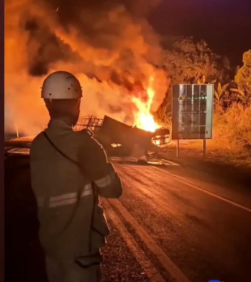 Motorista morre carbonizado em grave acidente na BR-101, em Guarapari