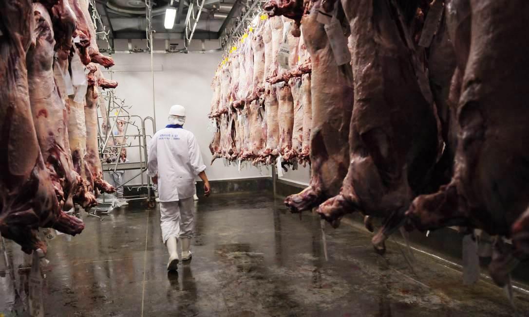 Sem espaço, frigoríficos são autorizados a armazenar em contêineres carne bovina que iria para a China