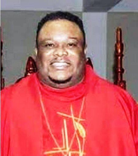 Líder de seita acusada de sacrifícios humanos morre a caminho do tribunal