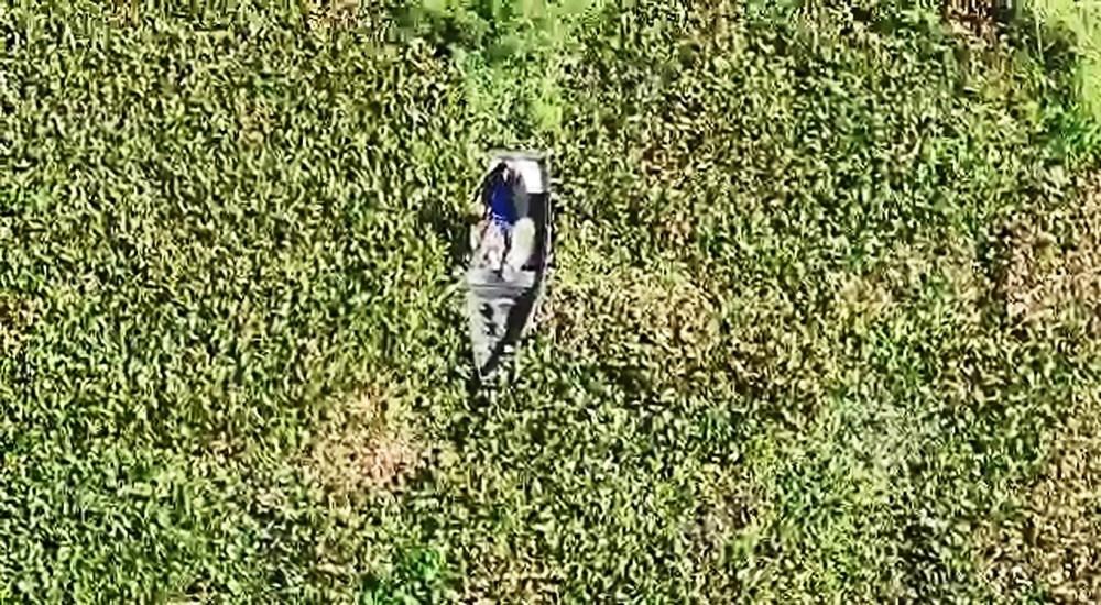 Canoa encalha em lagoa da Serra, ES, e pescador é resgatado de helicóptero