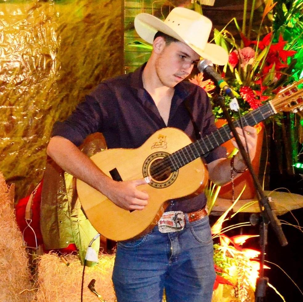 Cantor sertanejo morre aos 19 anos após cirurgia para retirada de tumor cerebral