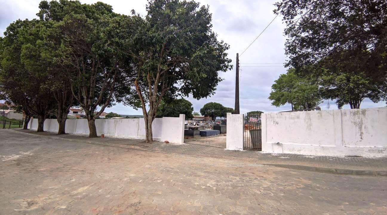 Prefeitura de São Mateus conclui limpeza dos cemitérios para o ‘Dia de Finados’