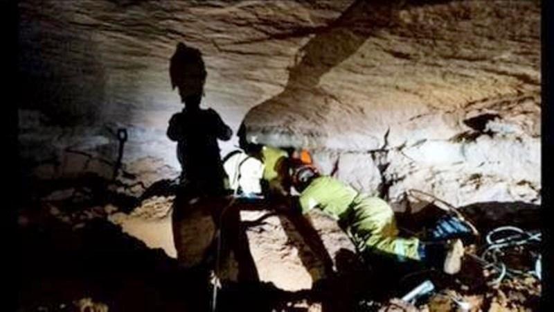 Desmoronamento em gruta deixa 15 bombeiros civis soterrados, em Altinópolis, SP