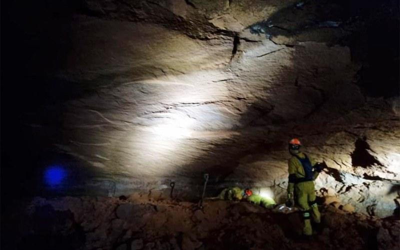 Desmoronamento em gruta deixa 15 bombeiros civis soterrados, em Altinópolis, SP
