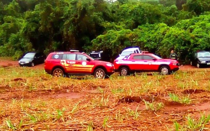 Desmoronamento em gruta deixa 15 bombeiros civis soterrados, em Altinópolis, SP