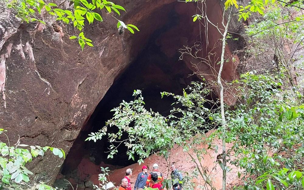 Gruta em Altinópolis, SP, onde nove bombeiros civis morreram passa por perícia nesta segunda-feira (1º)