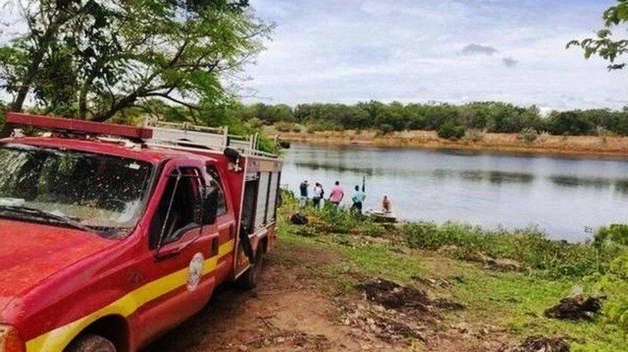 Homem pula em lago para fugir de abelhas e morre atacado por piranhas