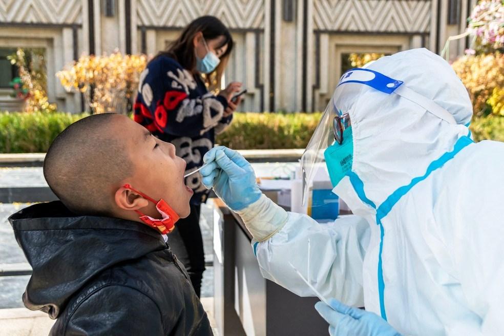 China pede que população estoque comida em casa em meio a novos surtos de Covid