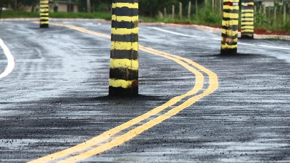 Estrada em Presidente Kennedy, ES, é inaugurada com postes no meio da pista