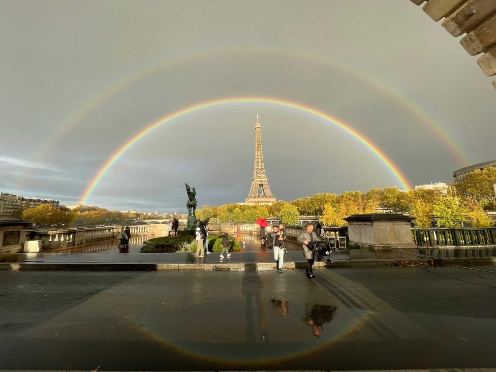 Arco-íris duplo surpreende e ‘emoldura’ a Torre Eiffel em Paris