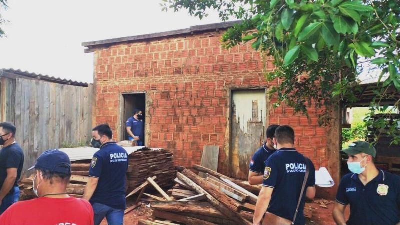 Homem mata esposa e filha e fica morando com os cadáveres por dois meses