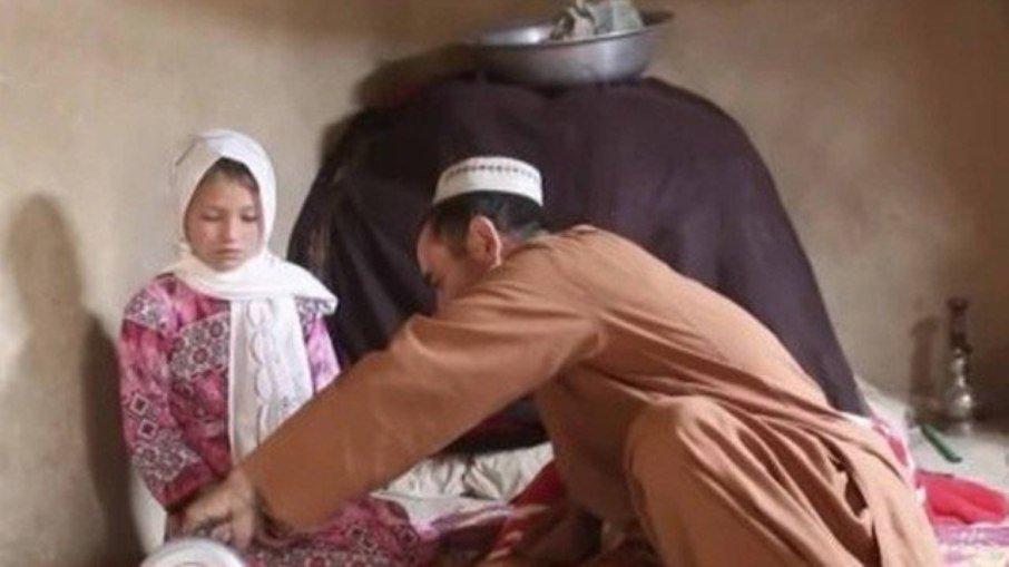 Para se alimentar, família vende casamento de filha de 9 anos com homem de 55