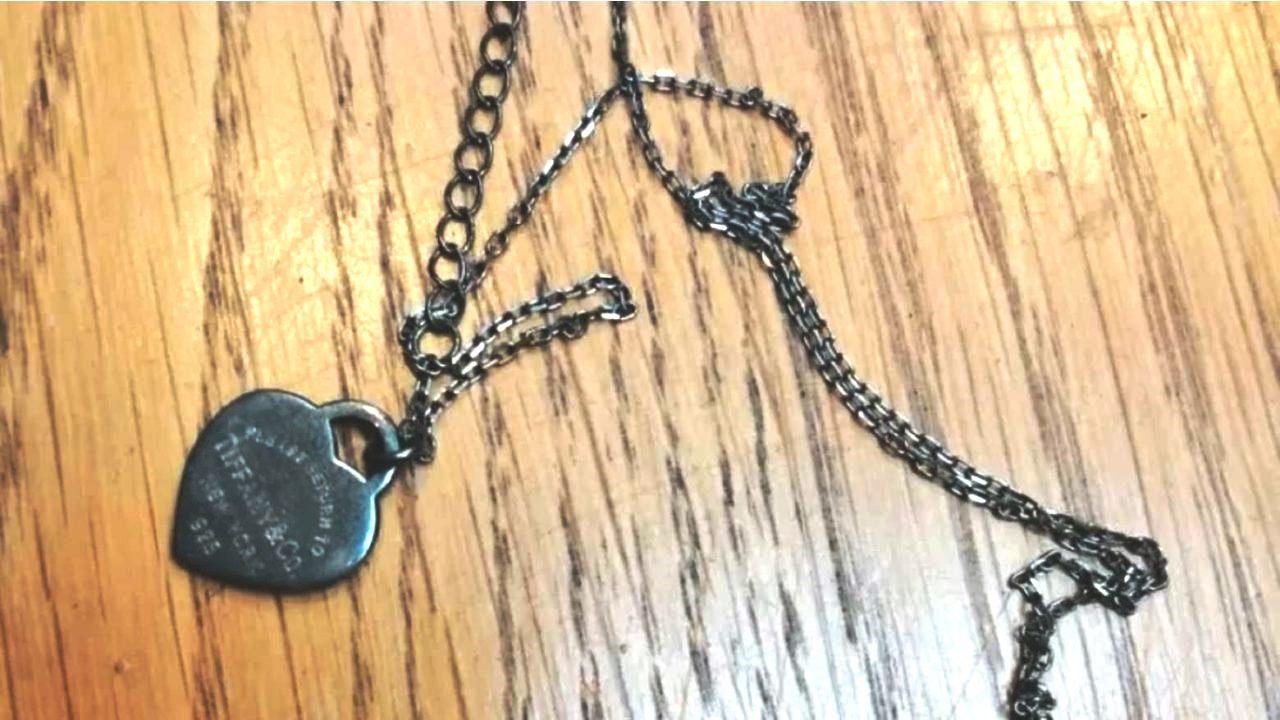 Estudante de química salva a família ao notar detalhe nas joias da família
