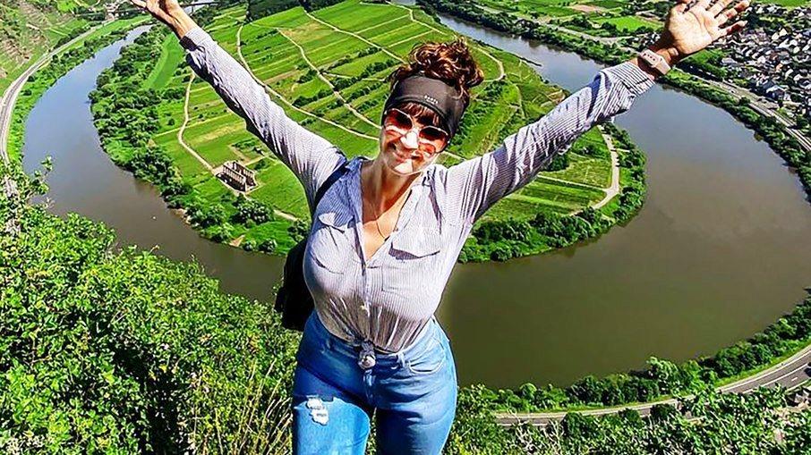 Mulher morre ao escorregar de penhasco de 30 metros enquanto tirava selfie