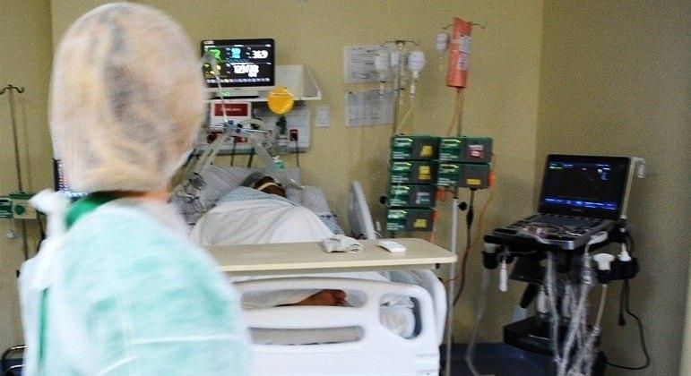Brasil registra 328 mortes e 11.866 novos casos de Covid em 24 horas