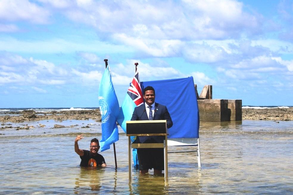 Ministro de Tuvalu grava discurso para COP 26 de dentro do mar em protesto contra risco de ilha desaparecer