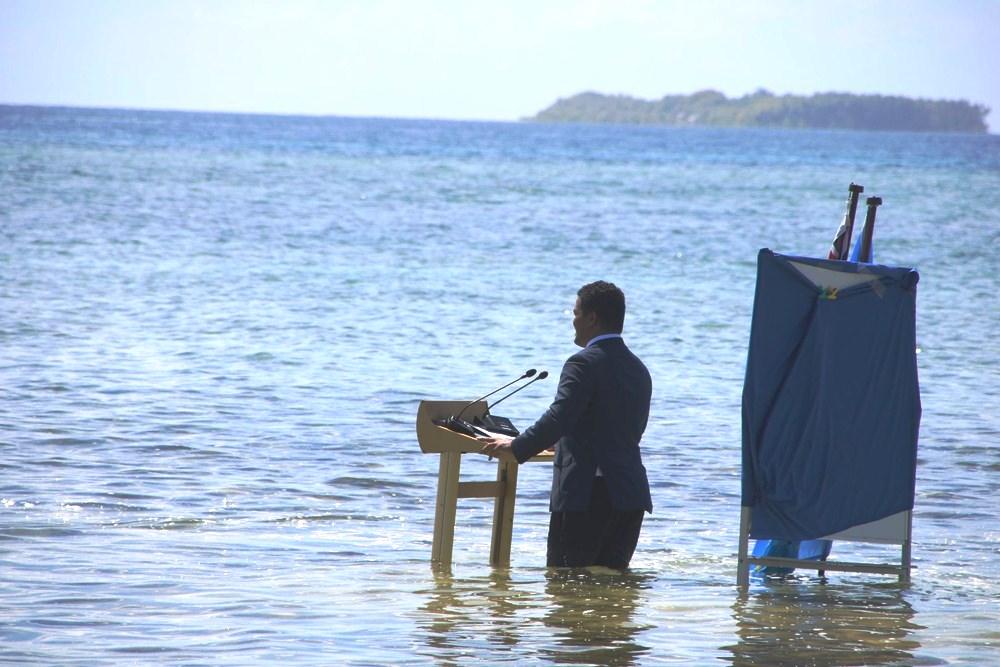 Ministro de Tuvalu grava discurso para COP 26 de dentro do mar em protesto contra risco de ilha desaparecer