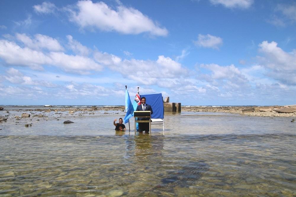 Ministro de Tuvalu grava discurso para COP 26 de dentro do mar em protesto contra risco de ilha desaparecer