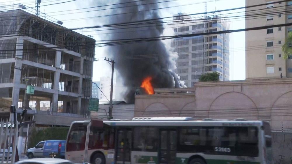 Bombeiros combatem incêndio que atinge lojas comerciais em SP