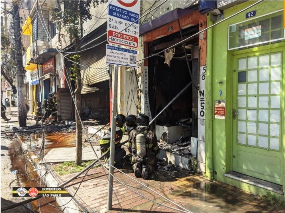 Bombeiros combatem incêndio que atinge lojas comerciais em SP