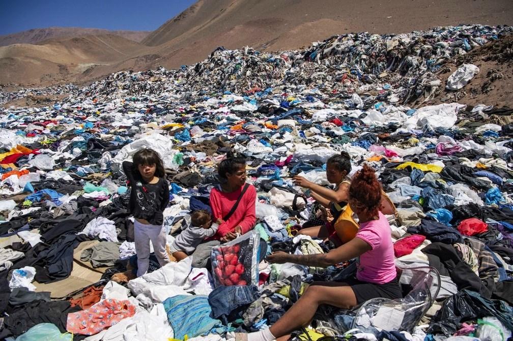 Deserto do Atacama, no Chile, abriga lixão tóxico da moda descartável do 1° mundo