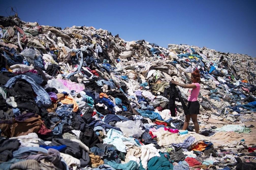 Deserto do Atacama, no Chile, abriga lixão tóxico da moda descartável do 1° mundo