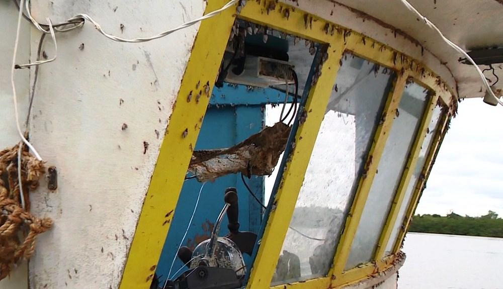 Barco de pesca que desapareceu com quatro tripulantes é encontrado em Marataízes, ES