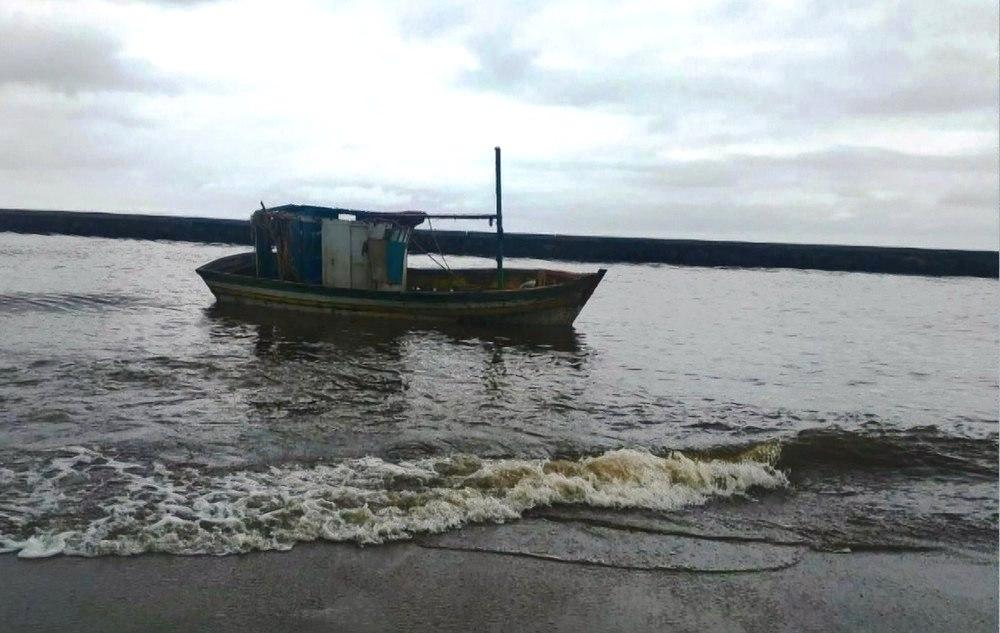 Barco de pesca que desapareceu com quatro tripulantes é encontrado em Marataízes, ES