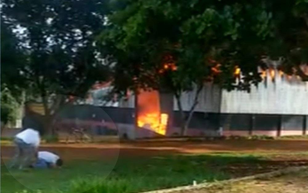 Dono de fábrica se ajoelha e chora ao ver o local ser destruído por incêndio