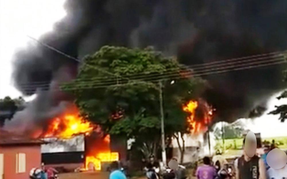 Dono de fábrica se ajoelha e chora ao ver o local ser destruído por incêndio