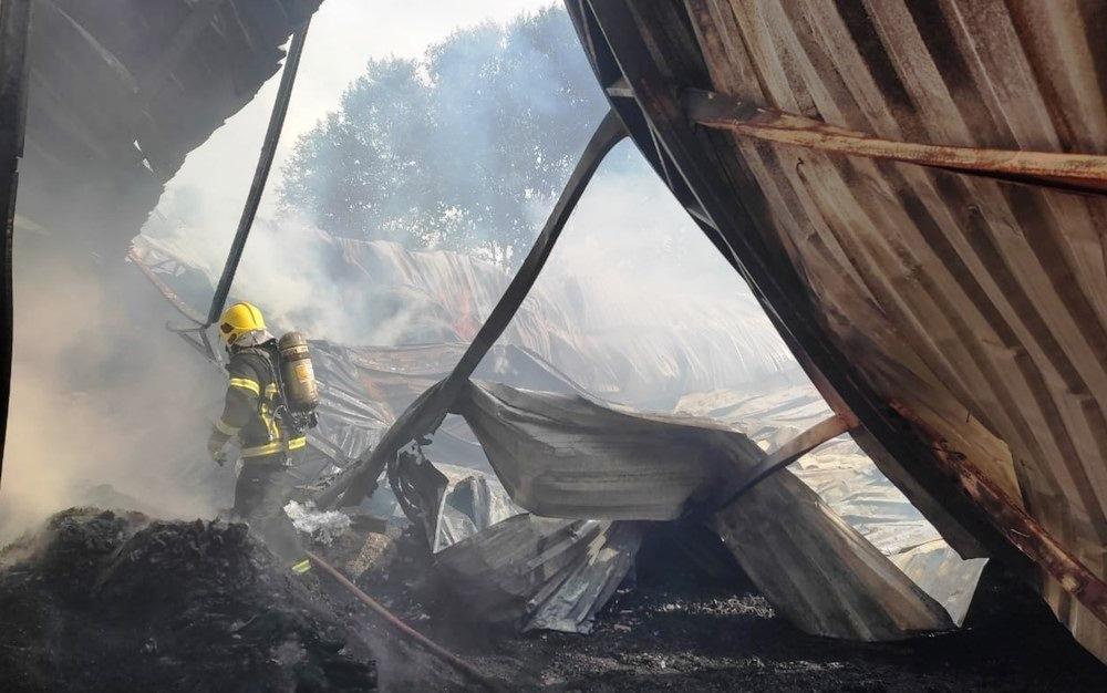 Dono de fábrica se ajoelha e chora ao ver o local ser destruído por incêndio