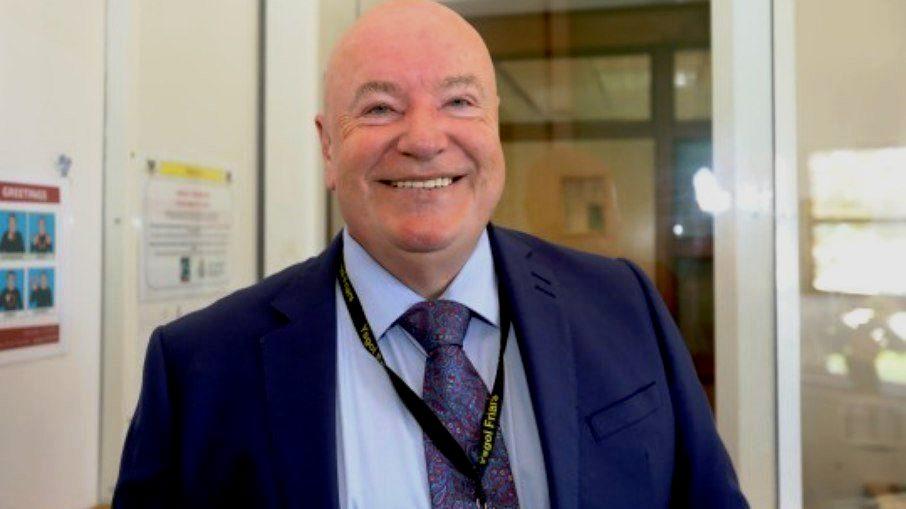 Diretor de escola se recusa a alimentar crianças que têm ‘dívida maior que 1 centavo’