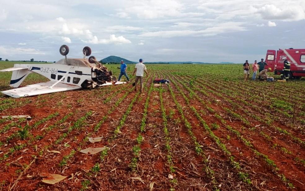 Avião cai e para de cabeça para baixo; duas pessoas ficaram feridas