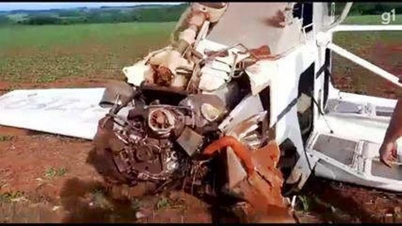 Avião cai e para de cabeça para baixo; duas pessoas ficaram feridas