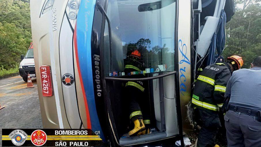 Acidente com ônibus deixa seis mortos e 48 feridos em rodovia de SP