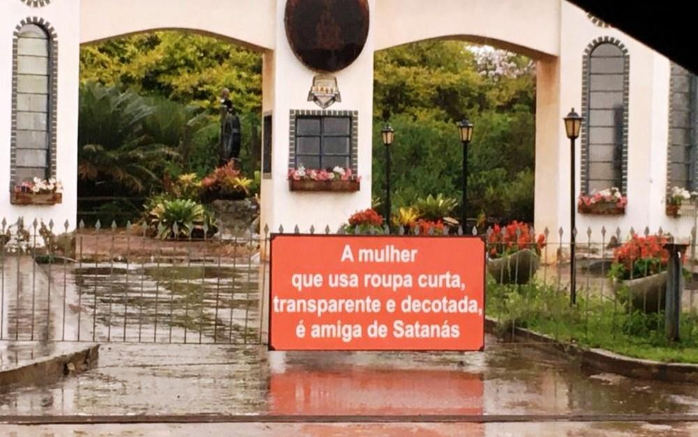 Placas instaladas em povoado de GO gera polêmicas