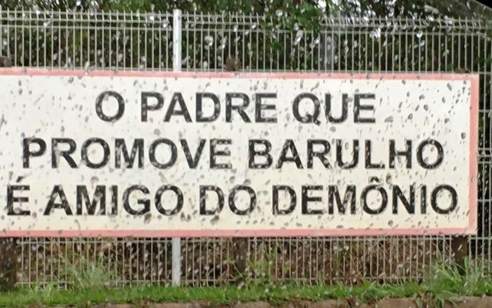 Placas instaladas em povoado de GO gera polêmicas