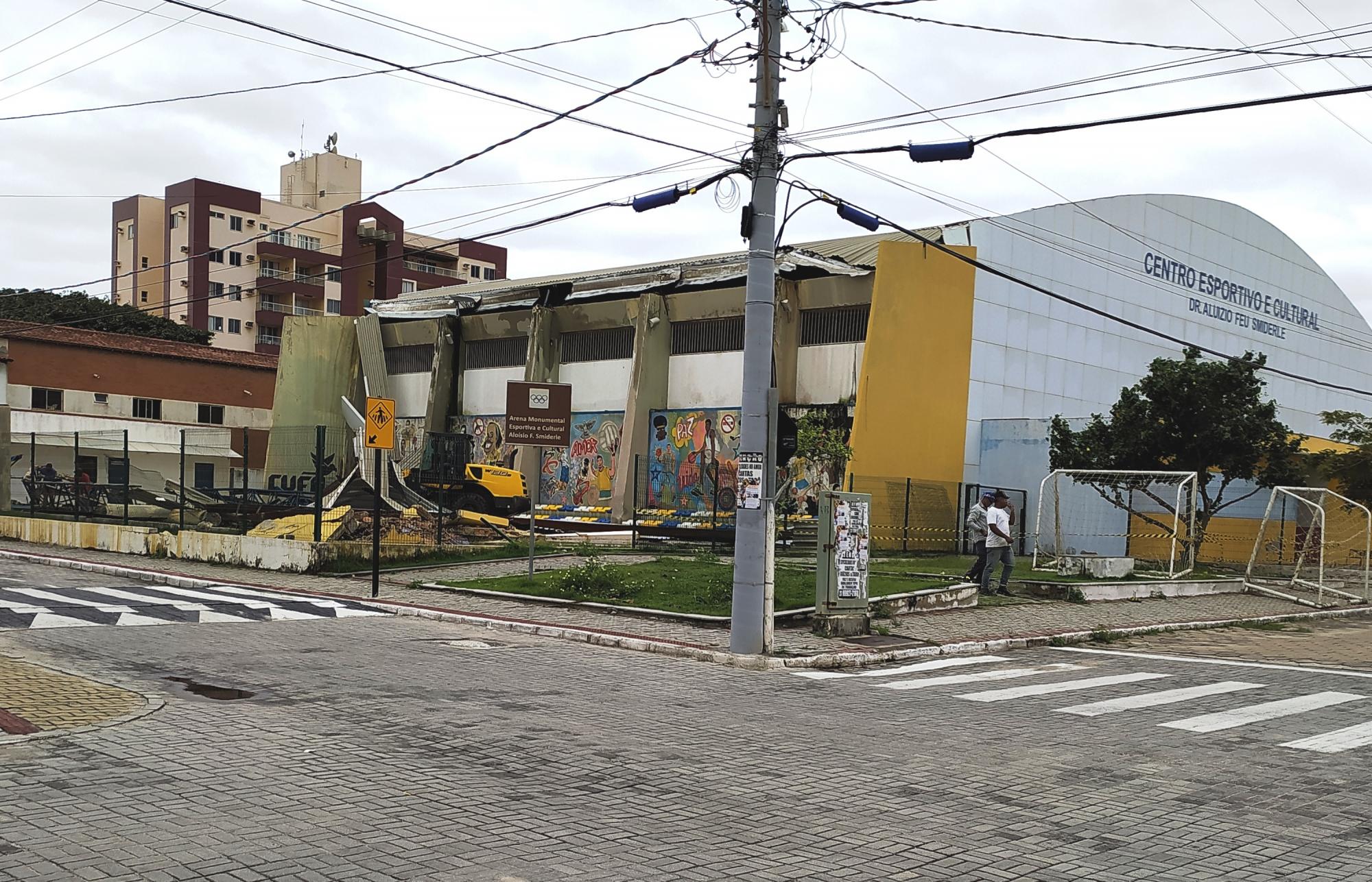 Estrutura de quadra poliesportiva não suporta as fortes chuvas e desaba em Conceição da Barra