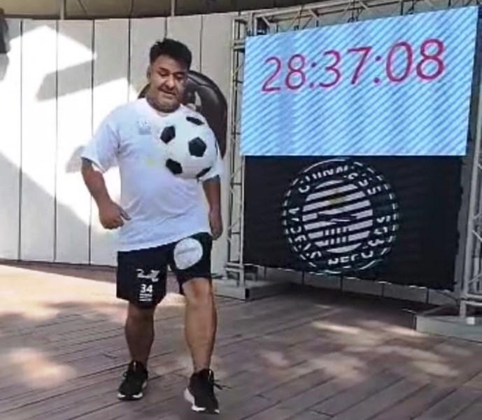 Brasileiro desmaia ao quebrar recorde de 34 horas seguidas fazendo embaixadinhas e entrar no Guinness Book