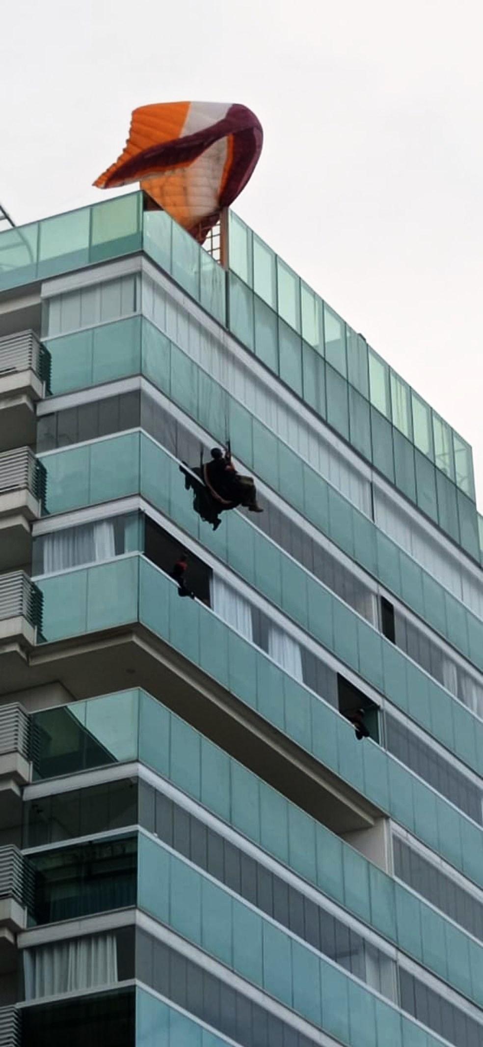 Parapente enrosca e homem fica pendurado em topo de prédio em Vila Velha, no ES