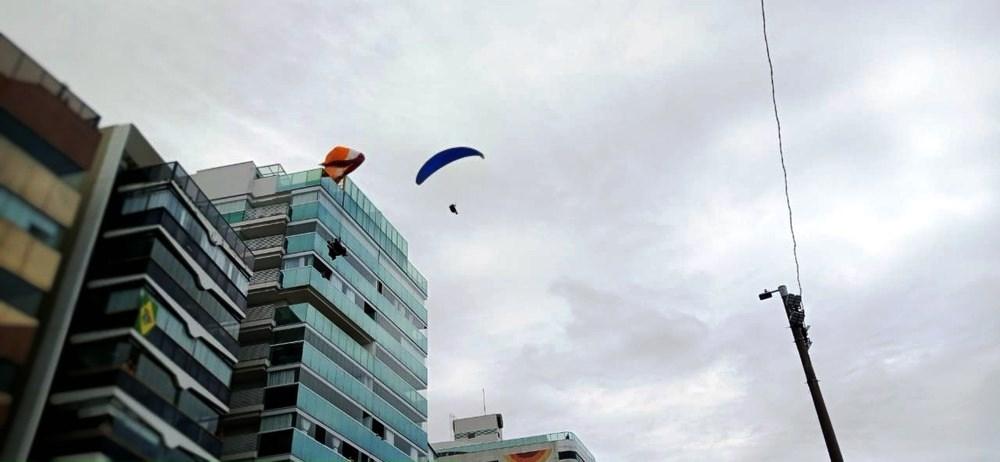 Parapente enrosca e homem fica pendurado em topo de prédio em Vila Velha, no ES