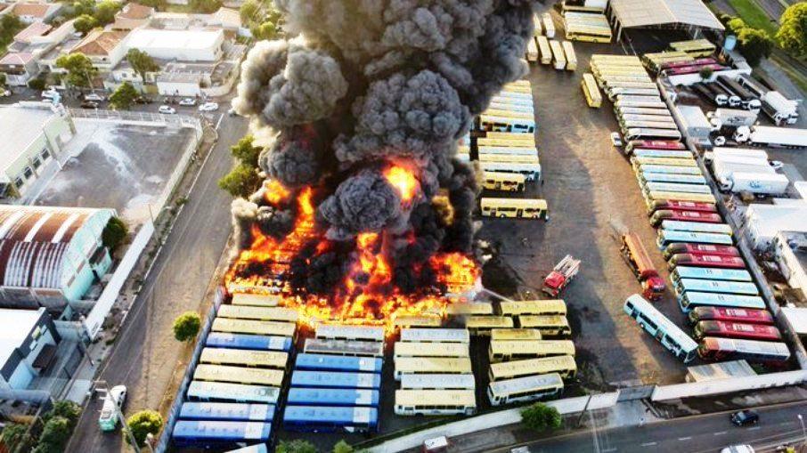 Incêndio atinge garagem de ônibus e queima mais de 35 veículos em Londrina