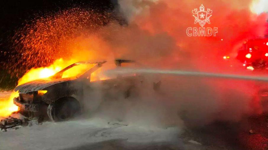 Homem é encontrado nu às margens de lago após incendiar o carro