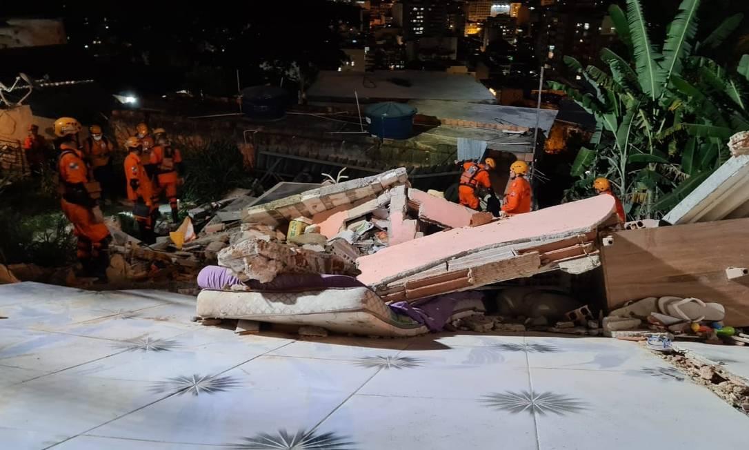Construção de três andares desaba no Salgueiro, na Zona Norte do Rio, e deixa um morto
