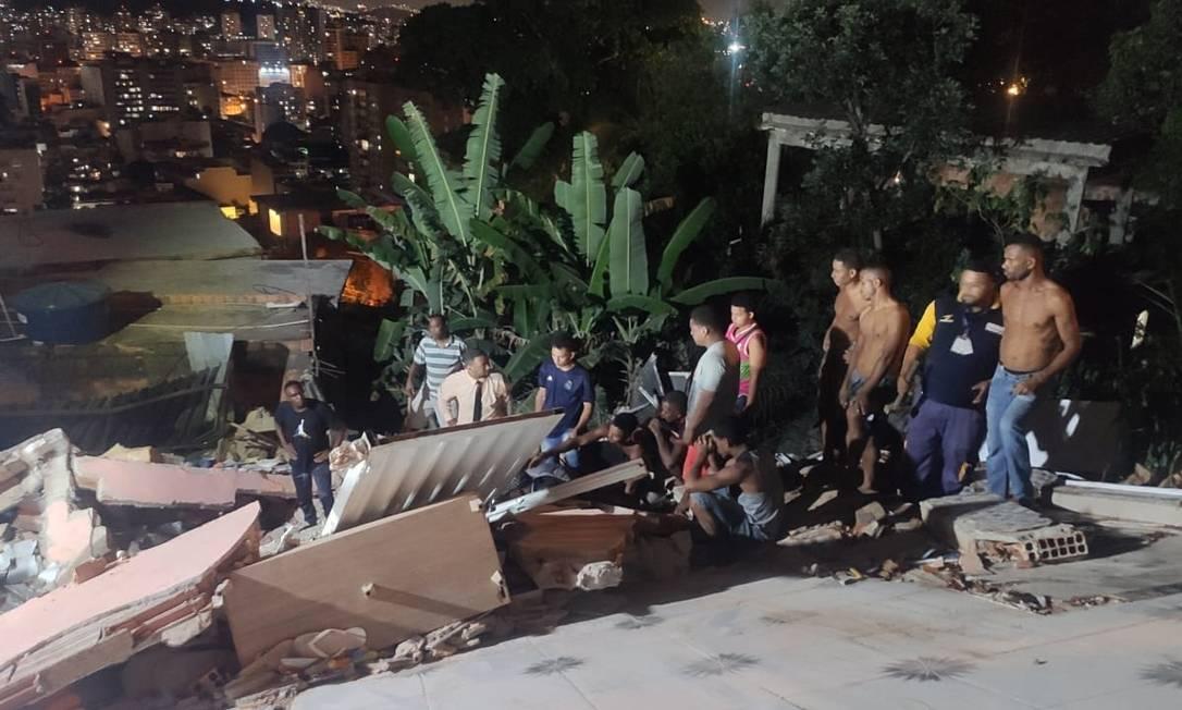 Construção de três andares desaba no Salgueiro, na Zona Norte do Rio, e deixa um morto