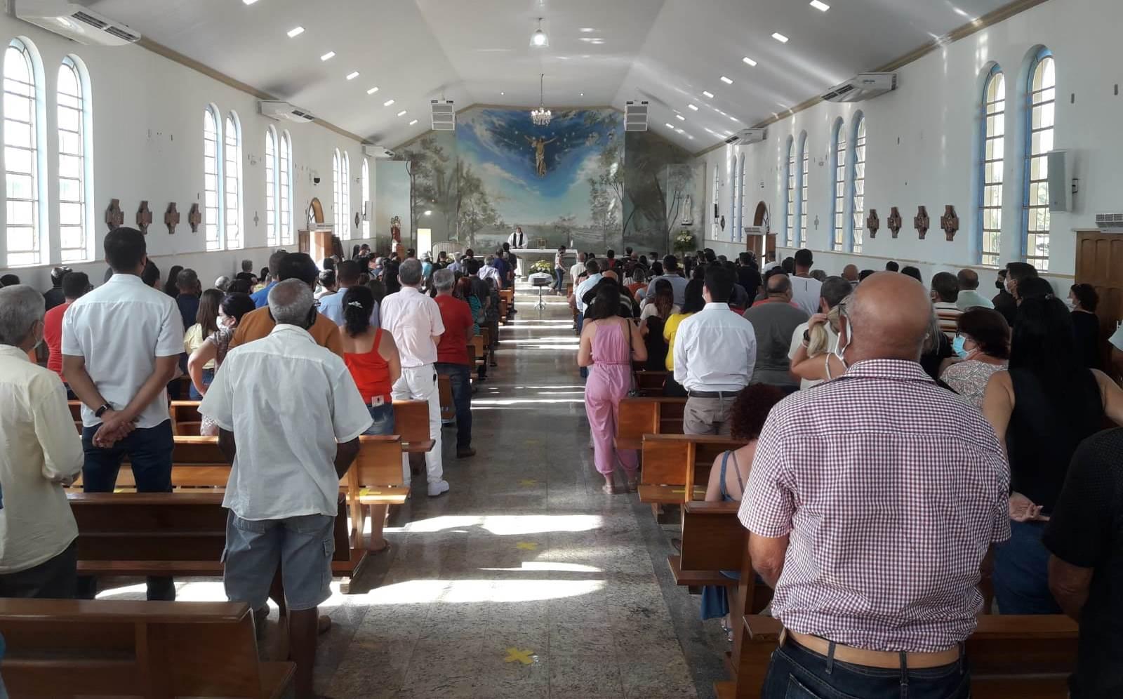 Emoção e muitos aplausos na despedida à aposentada Maria Otília, mãe do prefeito Bruno Araújo