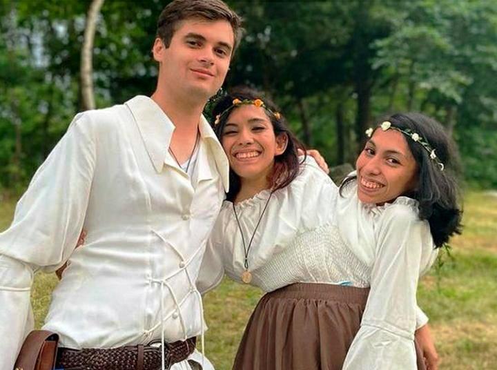 Gêmea siamesa desabafa por ficar 'segurando vela' para a irmã e o namoro