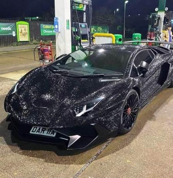 Lamborghini coberta de 2 milhões de cristais Swarovski e avaliada em R$ 2 milhões, é destruída em acidente